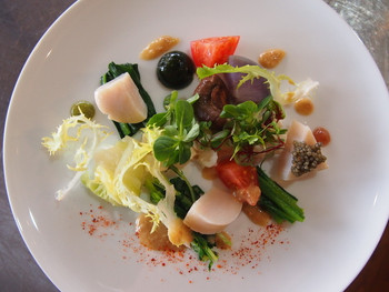 「桜下亭」料理 69689 フランス産　ホワイトアスパラガス、　たいら貝、　フルーツトマト、わかめ、
庄原市東城町産　初春野菜のサラダ　　生からすみ風味!!