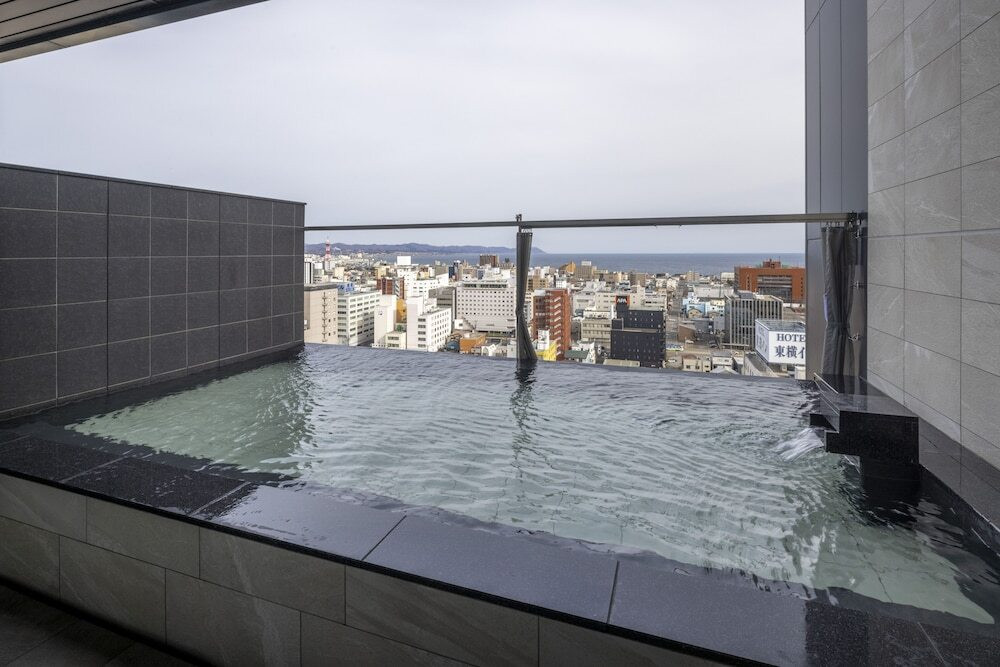 灯の湯の露天風呂 函館街並み