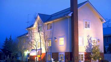 施設の正面 (日没後) / 2