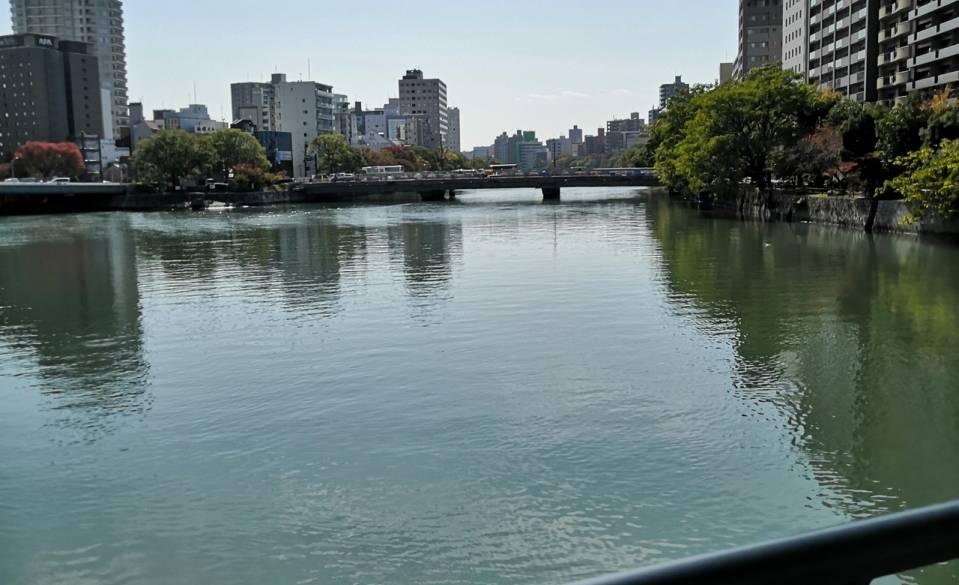 穏やかに流れる京橋川 / 1