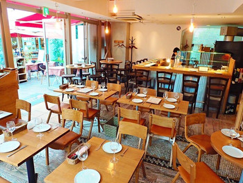 「ピッツァ ケベロス 明治神宮前店」内観 968665 テラス席では喫煙やペットの同伴も可能です。