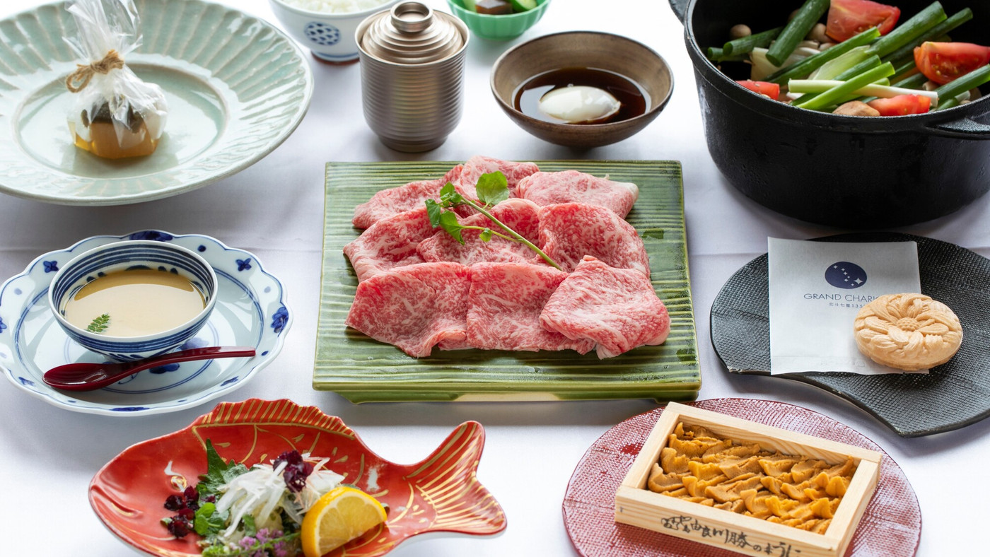 贅を尽くした食材を使った「夕食」3926764