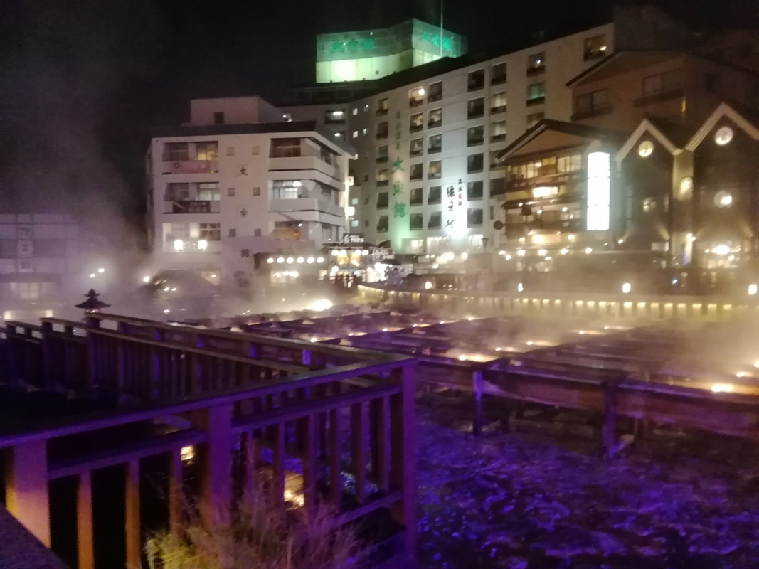 湯畑越しにホテルを望む