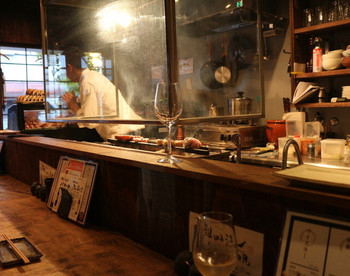 「連雀町炭火焼き鳥 もとはし 本店」 内観 27397059 １本１本、丁寧に焼いてくれます。
