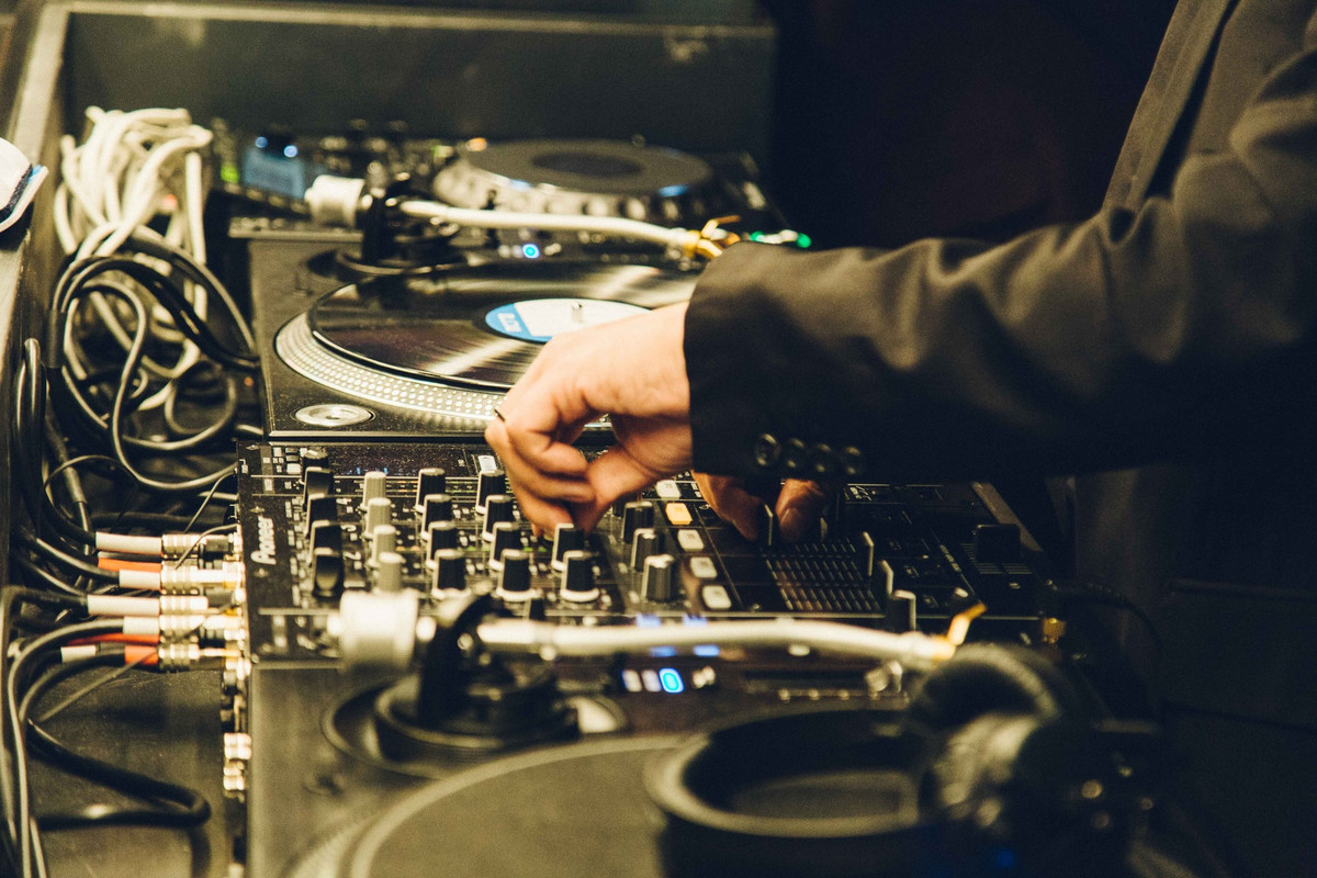 バーラウンジ（DJ）