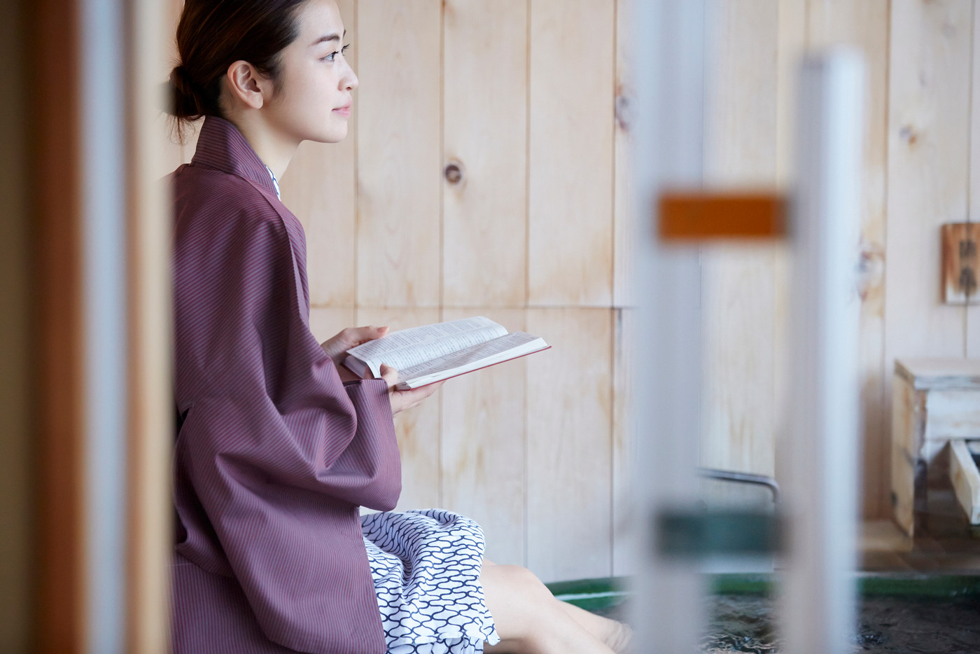 足湯をする女性　客室露天風呂