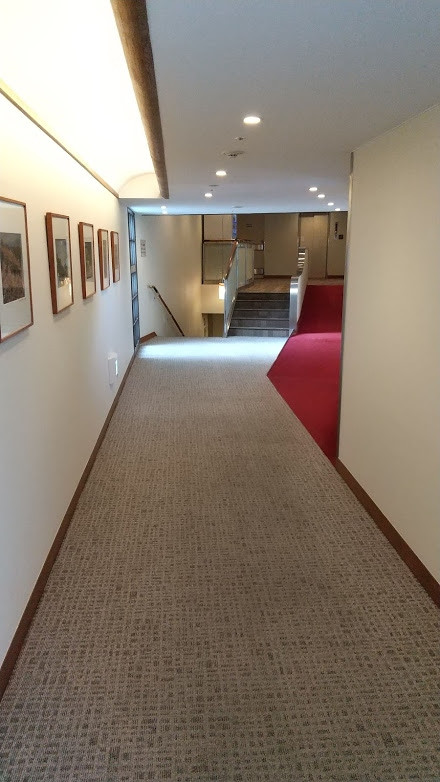 本館二階からアネックス館三階は少しだけ段差あり(スロープ付）