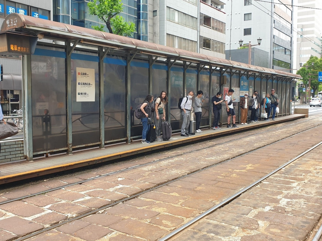 最寄りの中電前駅、向い側の乗り降り場