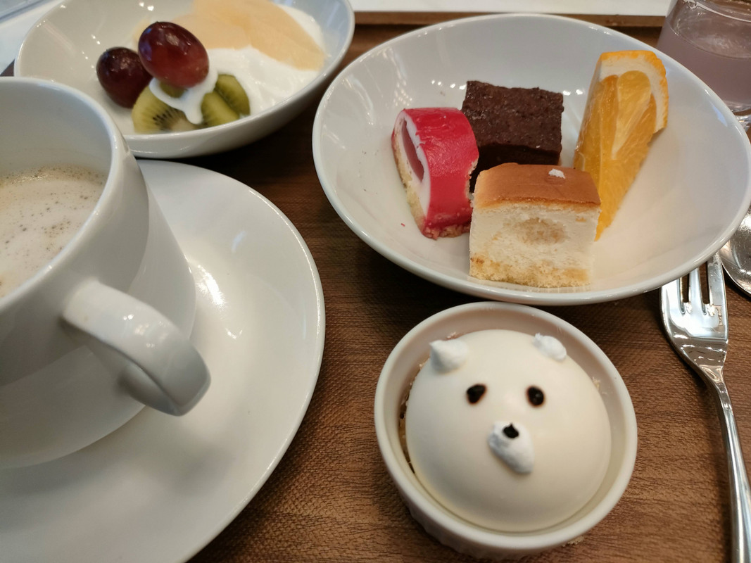 デザートには、ちょこんと白くまが…