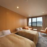 絶景を望む客室で
移ろう海の表情を眺めて / 2