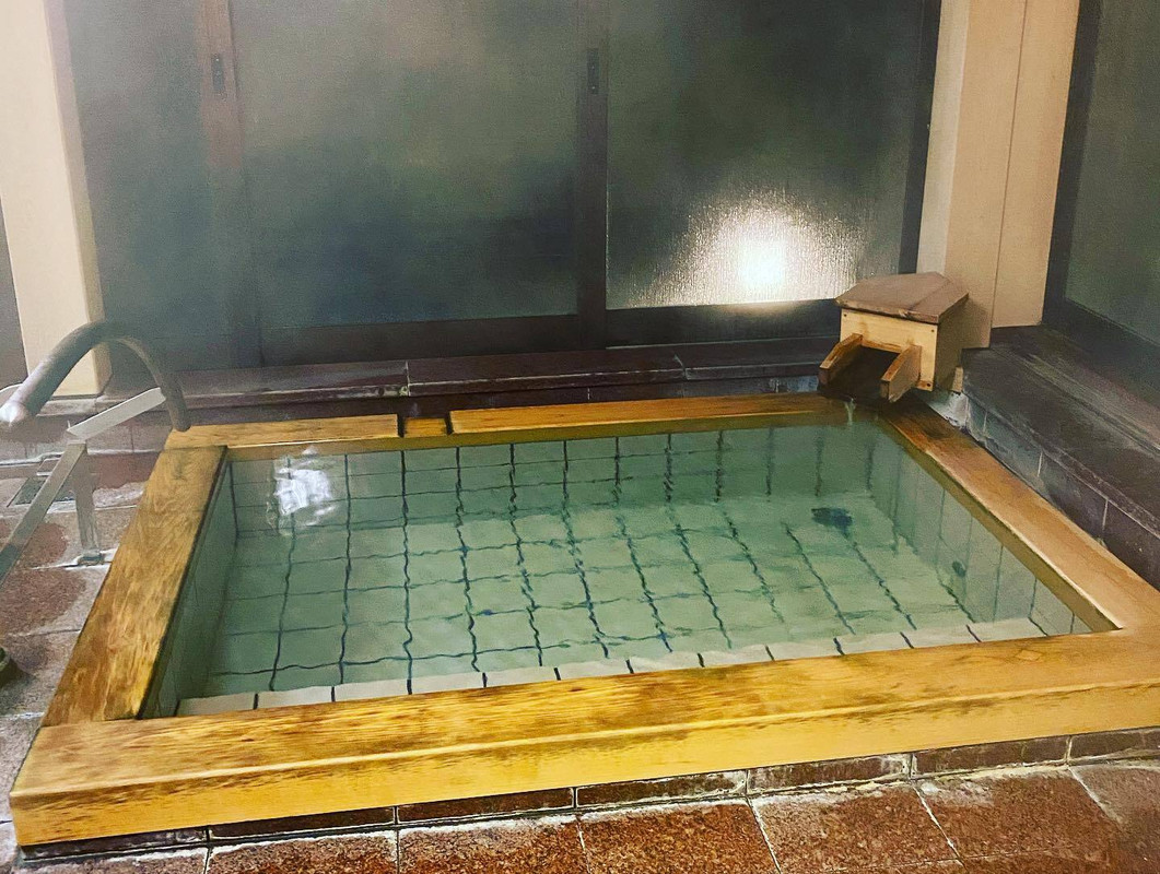 檜の香り漂う3坪ほどの坪庭を配した貸切半露天風呂。窓の開閉が可能なので、冬は閉めて温かく、夏は窓を開いて半露天に。 / 3