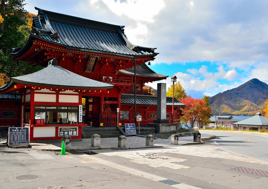 地に根を張る観音様や絶景に驚く「日光山中禅寺立木観音」3714123