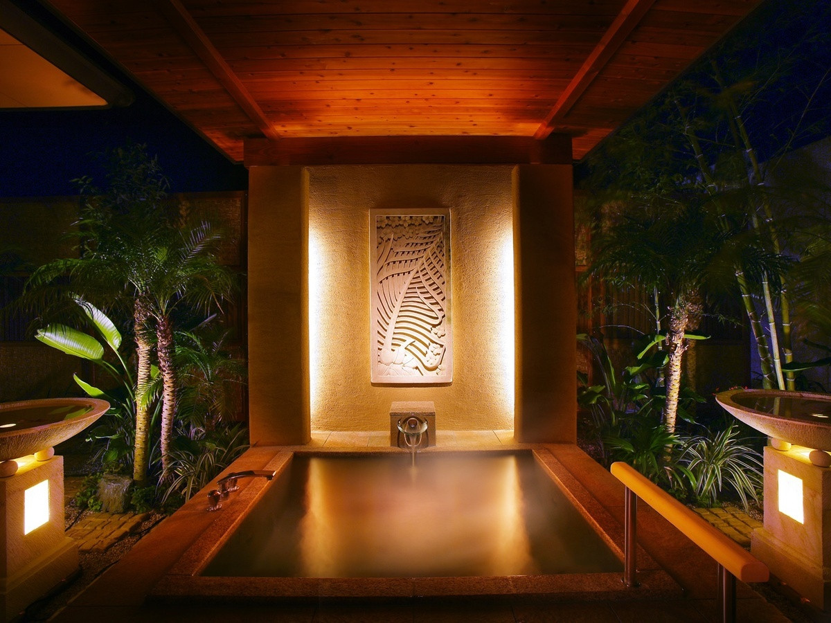 広いヴィラに専用プール、かけ流しの温泉でくつろぐ宿3643431