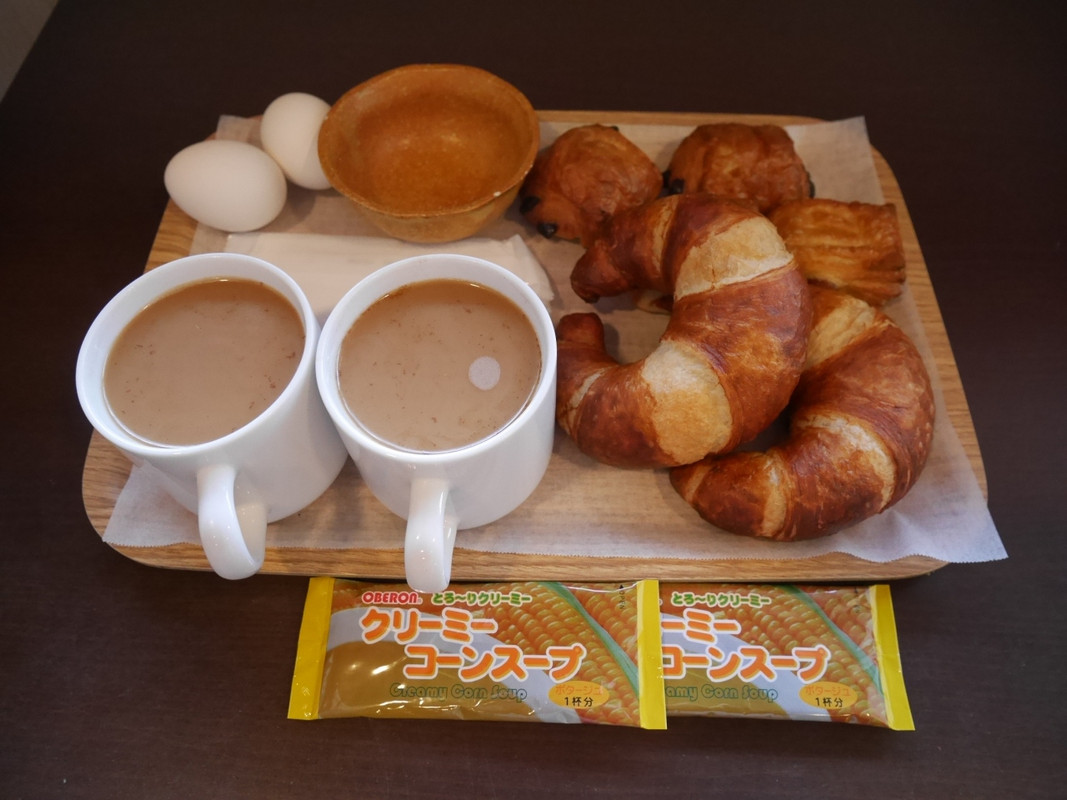 朝食はフロントで焼き立てパンをもらって部屋で食べました