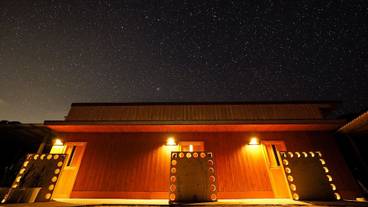 施設の正面 (日没後) / 2