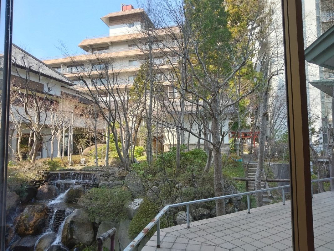 滝の流れる中庭。豪華です