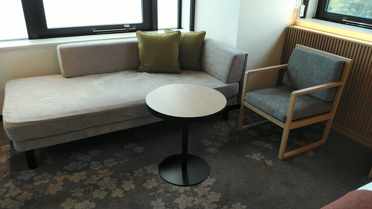 ソファーにテーブル便利です。