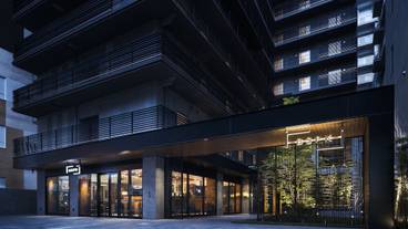 施設の正面 (日没後) / 4