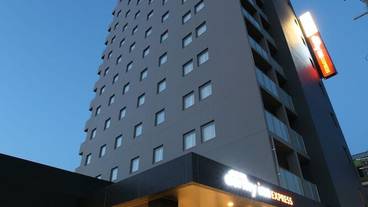 施設の正面 (日没後) / 2