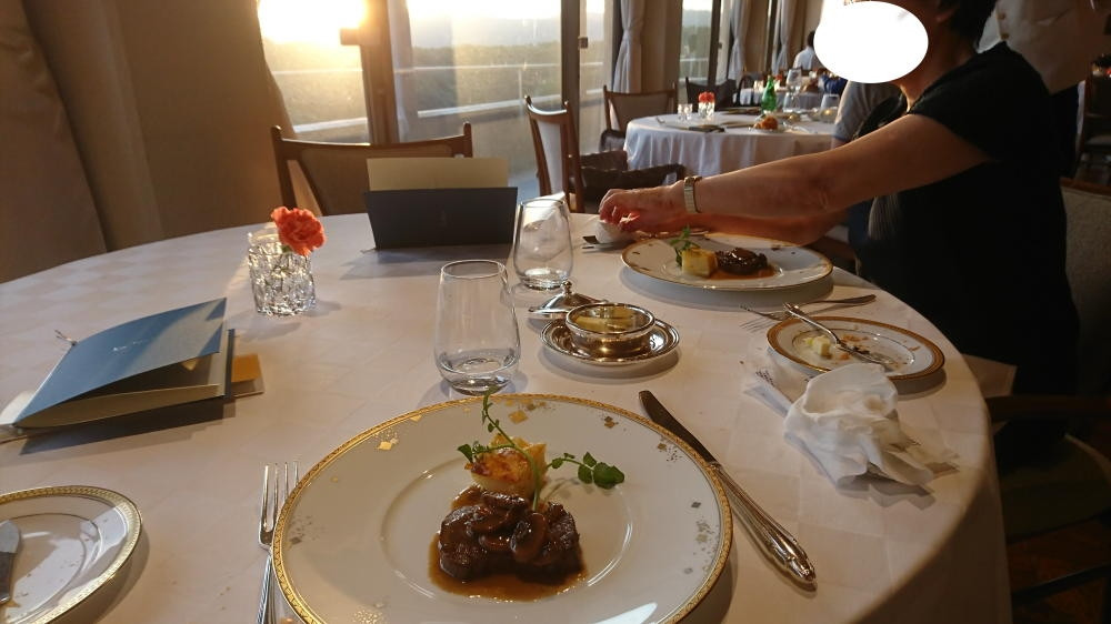 窓際で夕日を見ながら、フレンチフルコースをいただく