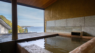 [301] 露天風呂付 キングサイズベッドルーム / 45平米 (禁煙) : 食事処