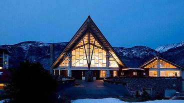 施設の正面 (日没後) / 3