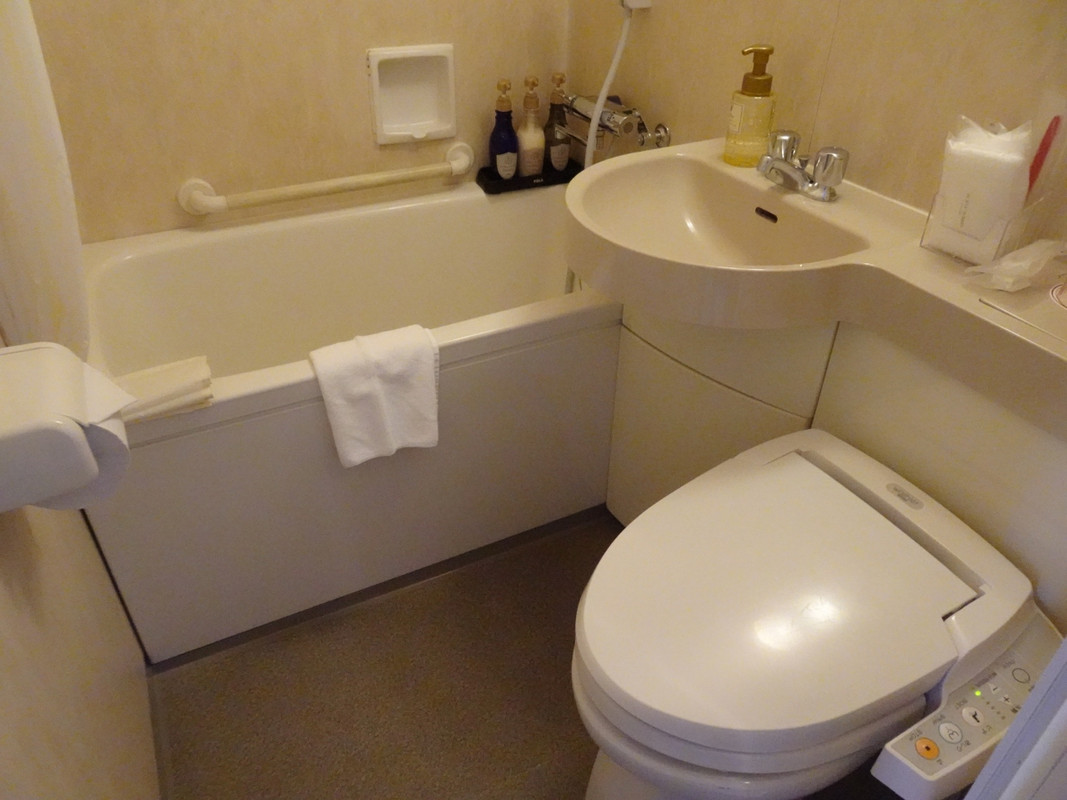 ユニットバス。トイレは温水洗浄便座