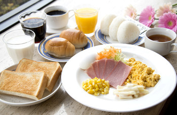 無料朝食で観光前のエネルギーを一緒に充電3439633