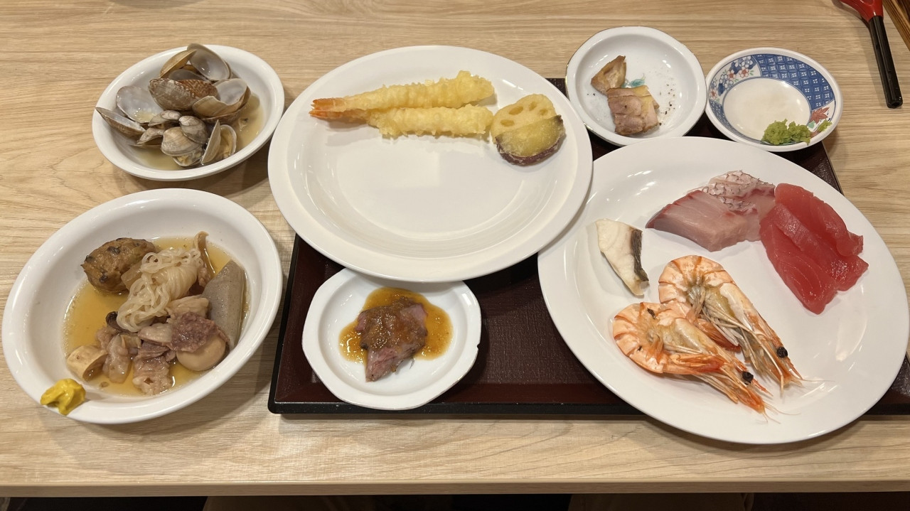 夕食の海鮮ビュッフェ。刺身が美味しかったです。