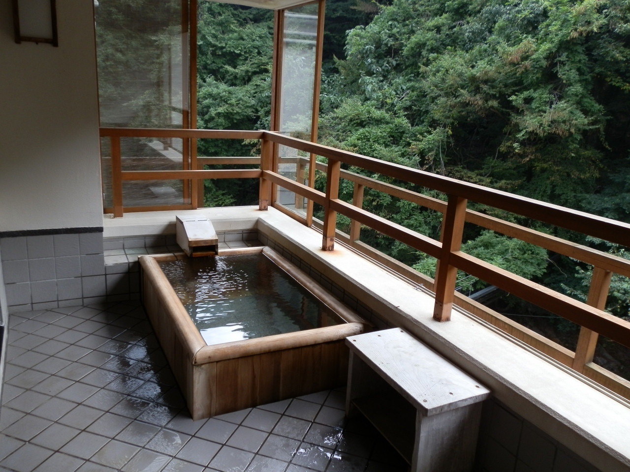 フォトジェニックな龍の岩風呂につかった後はマッサージチェアで至福の時間3488777