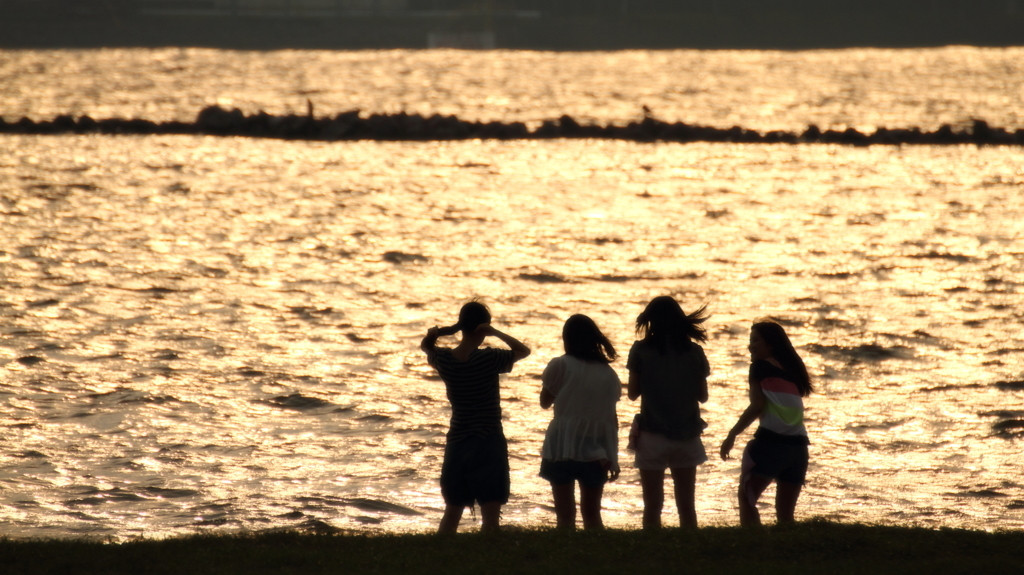 ビーチで並んで座る女性