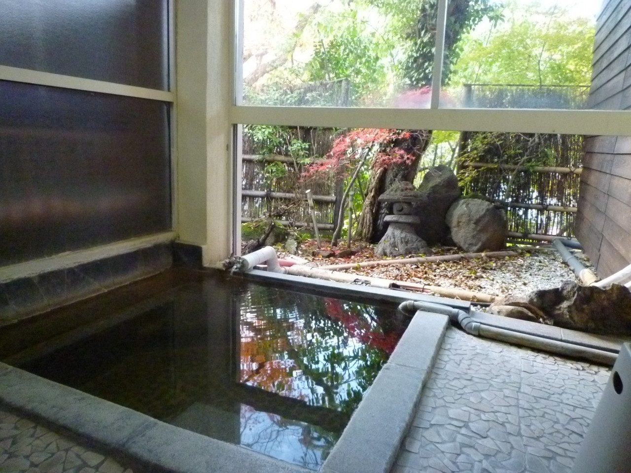 源泉かけ流しの足湯や貸切風呂が堪能できるお宿4262351