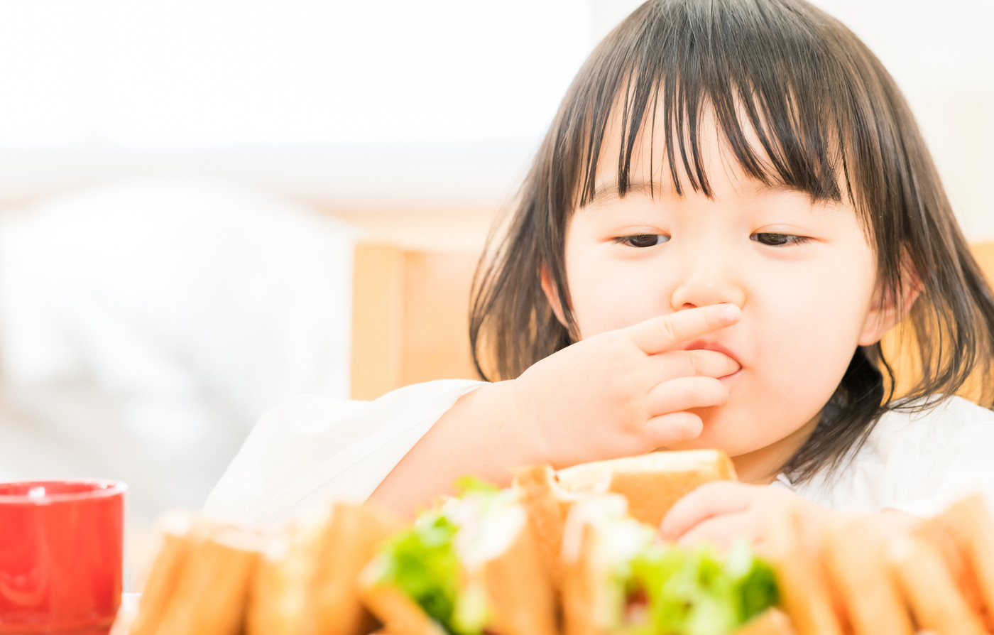 サンドイッチを食べる女の子