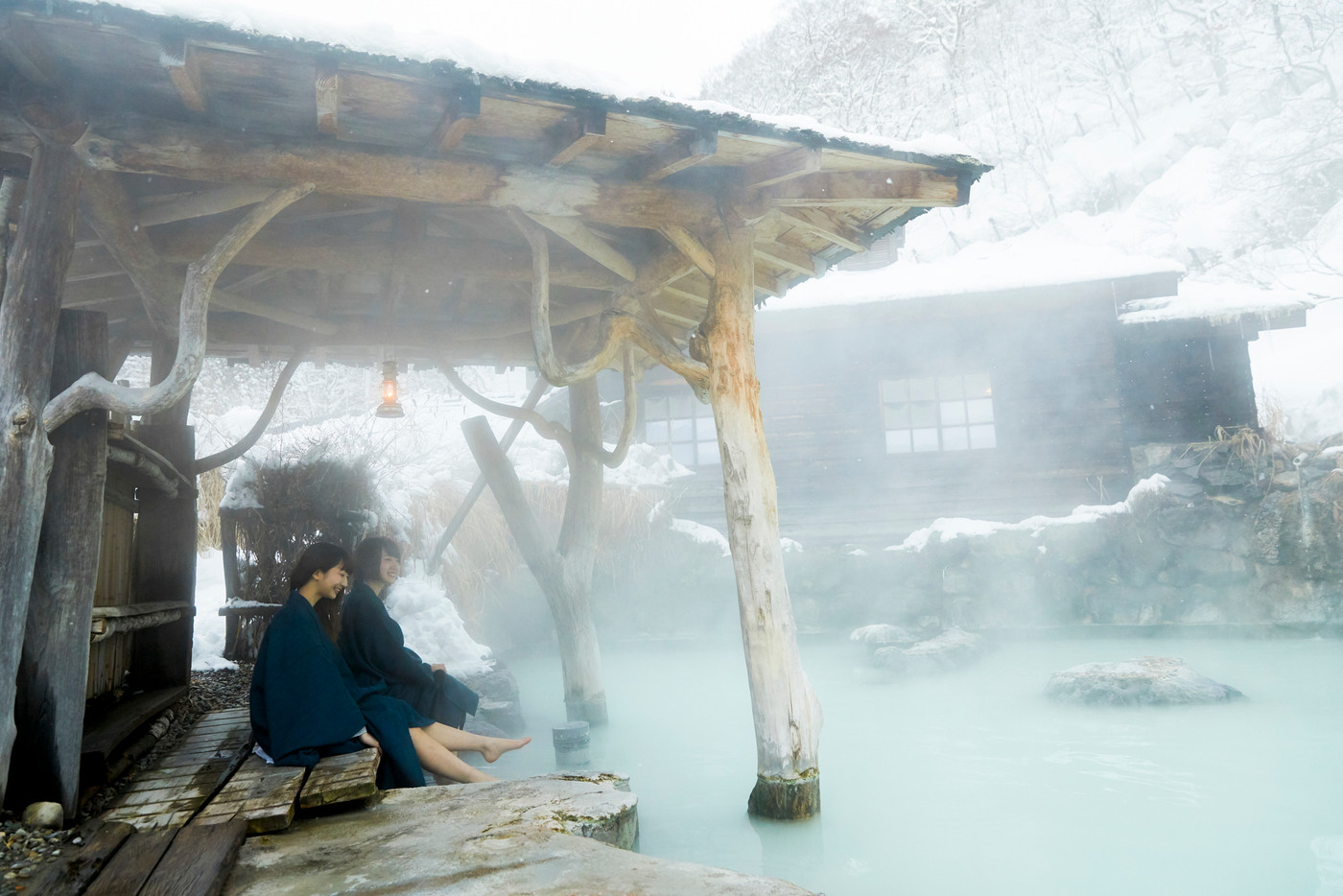 女子旅　雪景色の温泉