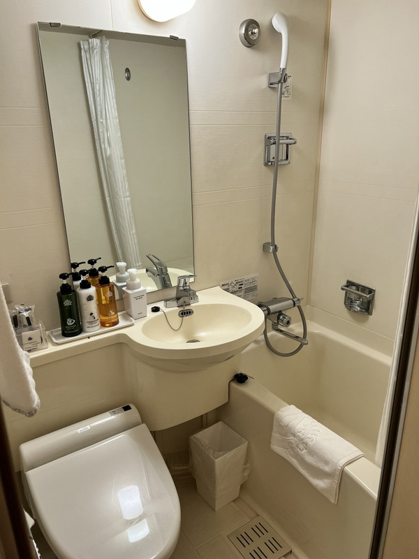 部屋のバスルームは狭い