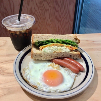 「アール・ベーカー」 料理 72089400 贅沢モーニングセット 600円(税込)
好きなパン・目玉焼き・ソーセージ・ドリンク
本当はこれにサラダが付きます