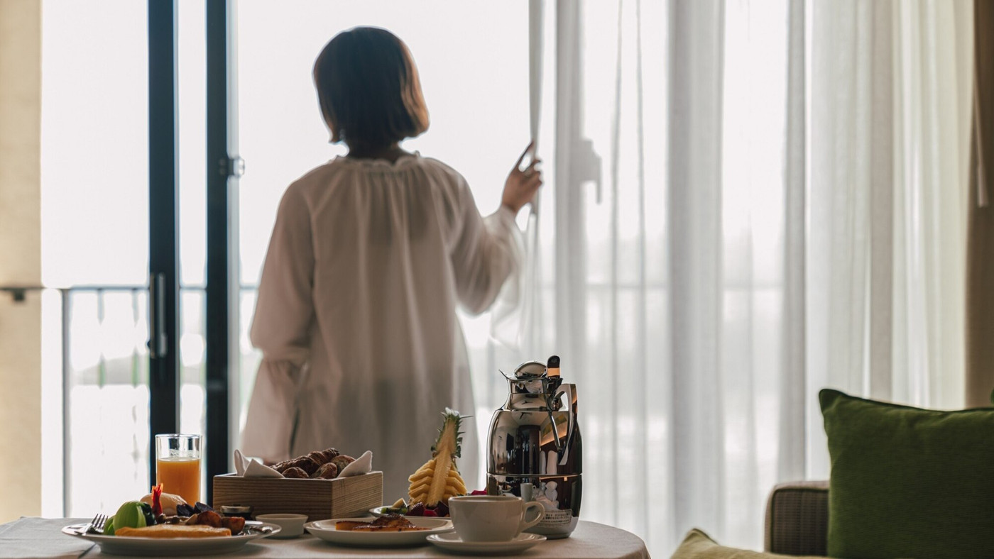 海へ続く道を歩く女性