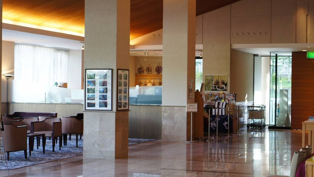 売店とロビー / 2