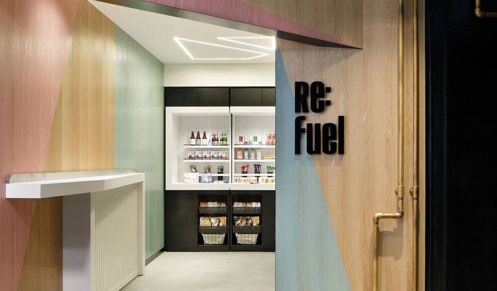 ホテル内のショップや
街でグルメを購入 / 1