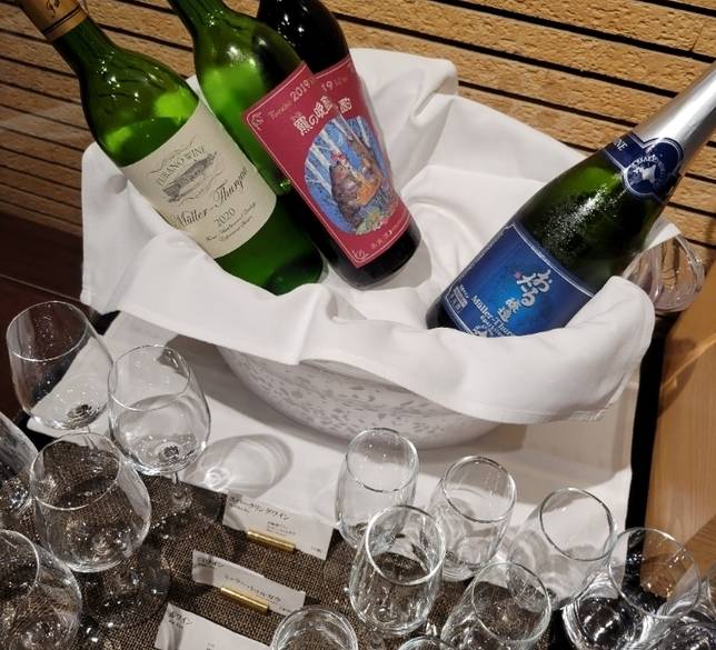 アルコールも充実の専用ラウンジ / 1