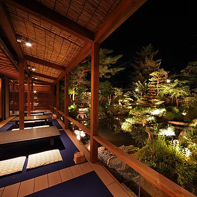 夜の庭園は美しくライトアップ / 4