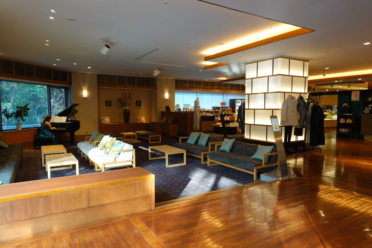 2階フロント&ショップ横ではピアノ演奏をしてくれています