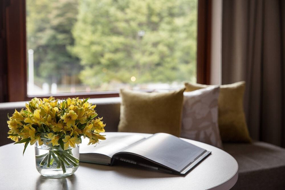 パソコンに向かう男女