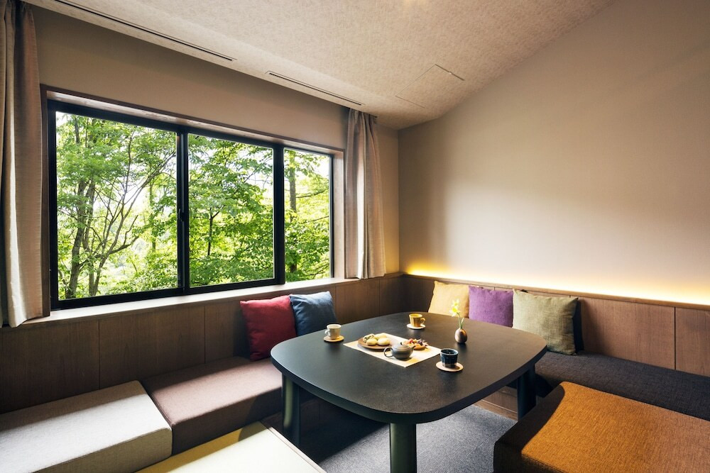 客室内のダイニングエリア