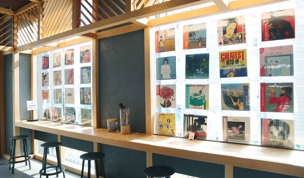 気ままに過ごせるカウンタースペースもあり。スタッフの方がセレクトしたレコードが飾られていて、こちらもフォトスポットに◎