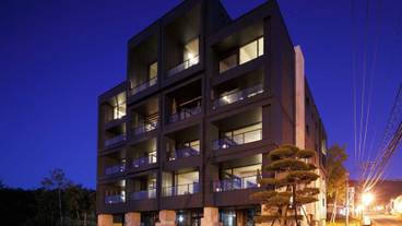 施設の正面 (日没後) / 2