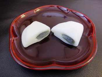 「菓游 茜庵 本店」料理 1137150 淡柚の中は，柚子味に白味噌も配合した，緑色の薄墨餡