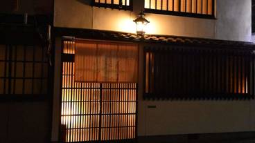 施設の正面 (日没後) / 3