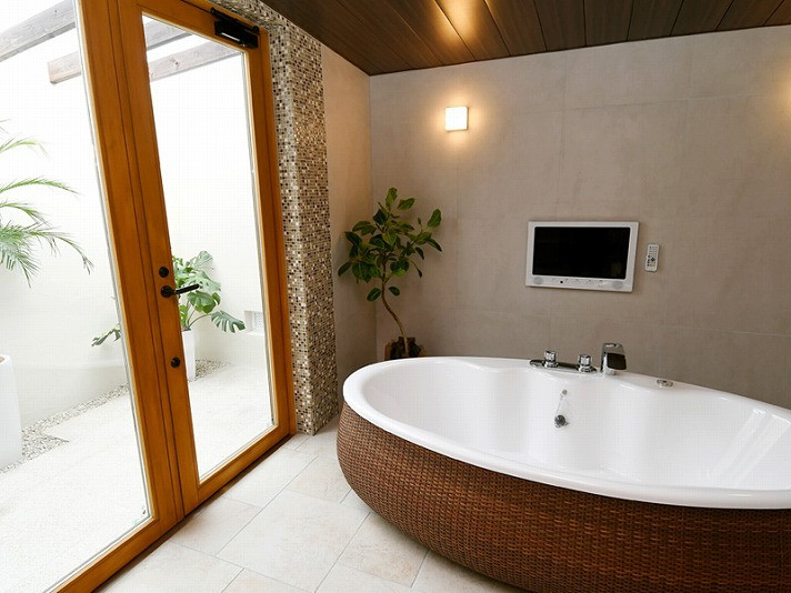 開放的なお風呂で特別なバスタイムを3961305