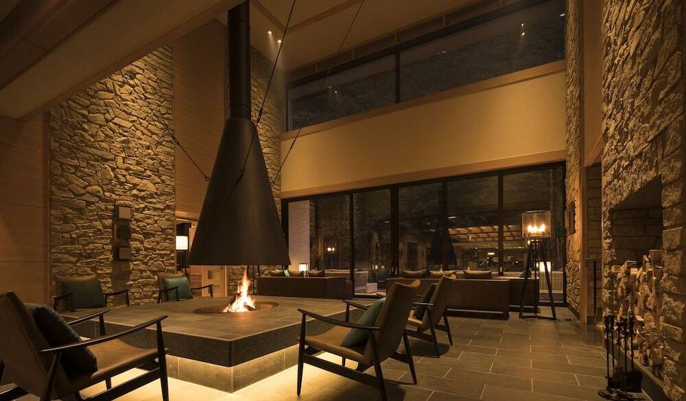 暖炉ラウンジ / 1